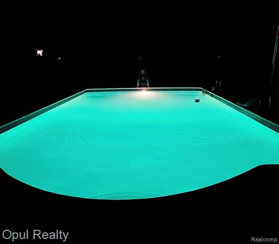 Builiding view seventy for 22416 Heathersett Cres, Farmington, MI. 48335