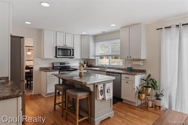 Builiding view six for 22416 Heathersett Cres, Farmington, MI. 48335