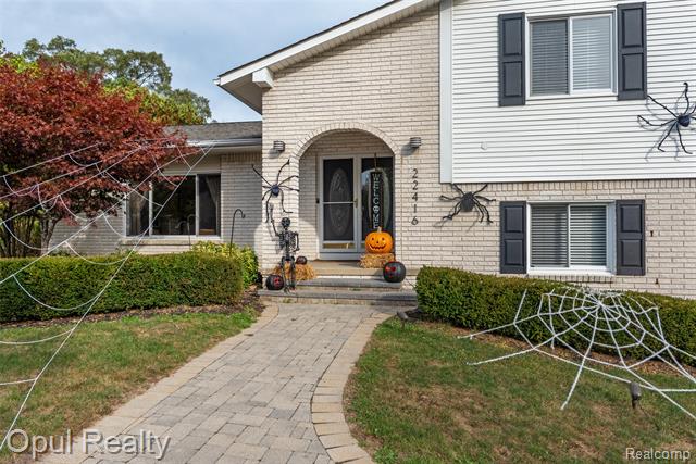 Builiding view sixty four for 22416 Heathersett Cres, Farmington, MI. 48335