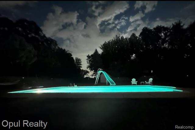 Builiding view sixty nine for 22416 Heathersett Cres, Farmington, MI. 48335