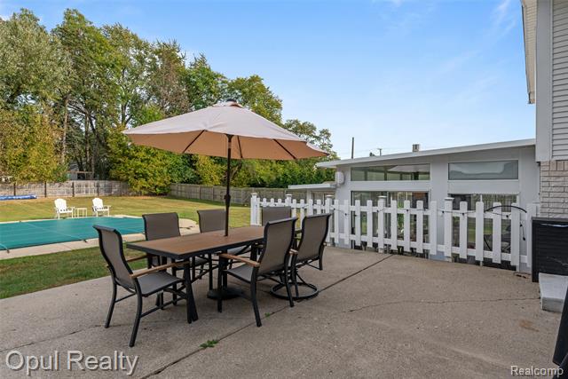 Builiding view sixty one for 22416 Heathersett Cres, Farmington, MI. 48335