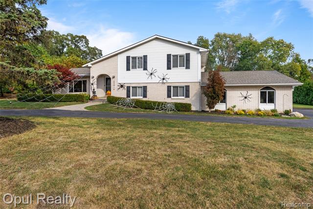 Builiding view sixty six for 22416 Heathersett Cres, Farmington, MI. 48335