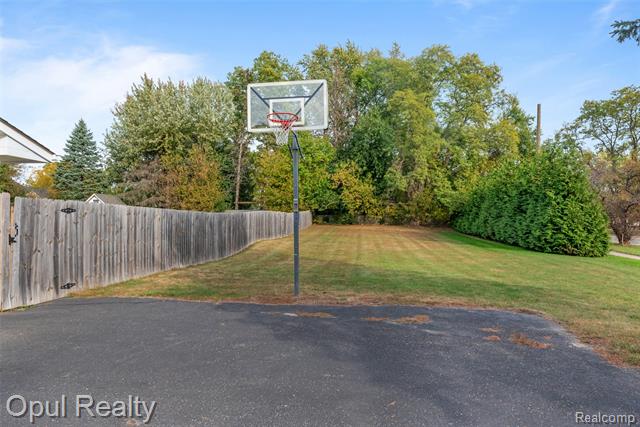 Builiding view sixty three for 22416 Heathersett Cres, Farmington, MI. 48335