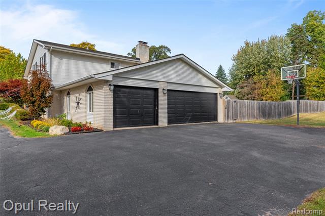 Builiding view sixty two for 22416 Heathersett Cres, Farmington, MI. 48335