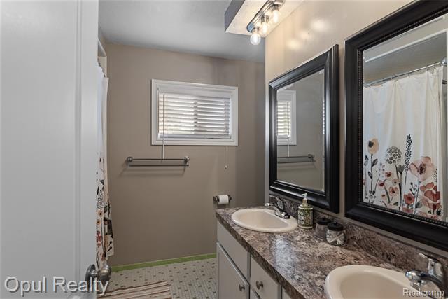 Builiding view thirty six for 22416 Heathersett Cres, Farmington, MI. 48335