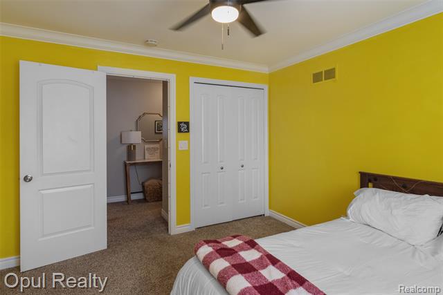 Builiding view thirty two for 22416 Heathersett Cres, Farmington, MI. 48335