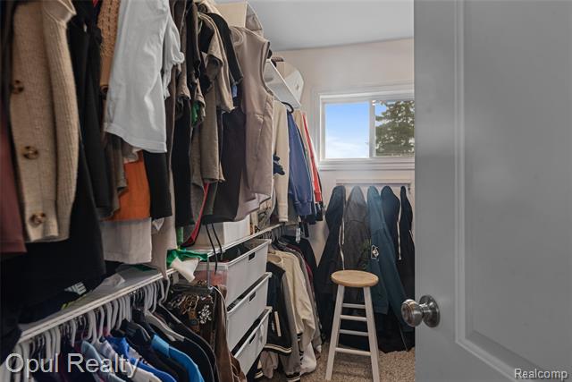 Builiding view thirty for 22416 Heathersett Cres, Farmington, MI. 48335