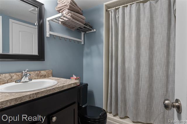 Builiding view twenty two for 22416 Heathersett Cres, Farmington, MI. 48335