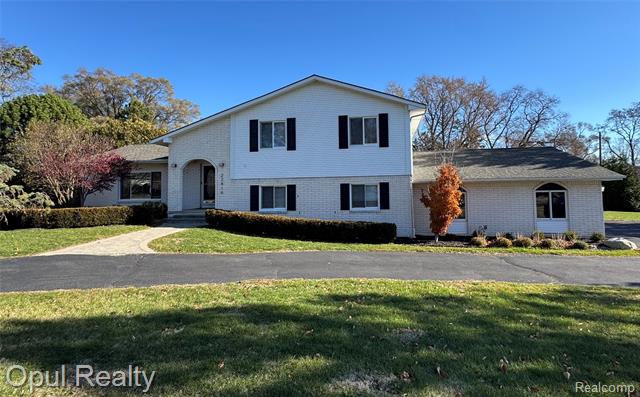 front view for 22416 Heathersett Cres, Farmington, Mi. 48335
