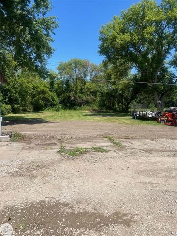 Builiding view thirty eight for 6928 Lapeer, North Street, MI. 48049