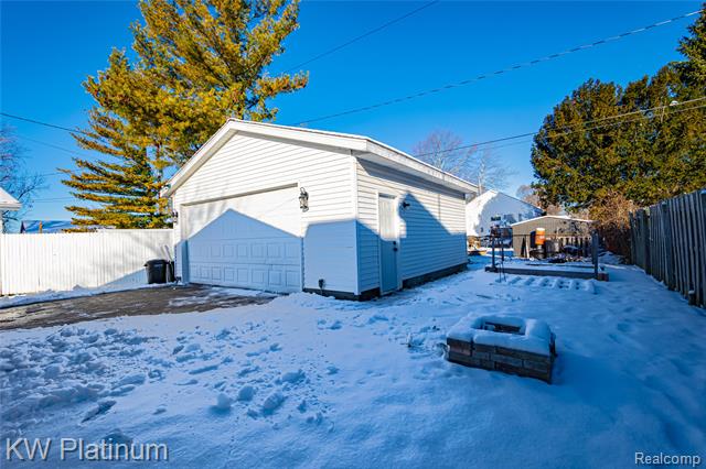 Builiding view fifteen for 1733 Whipple, Port Huron, MI. 48060