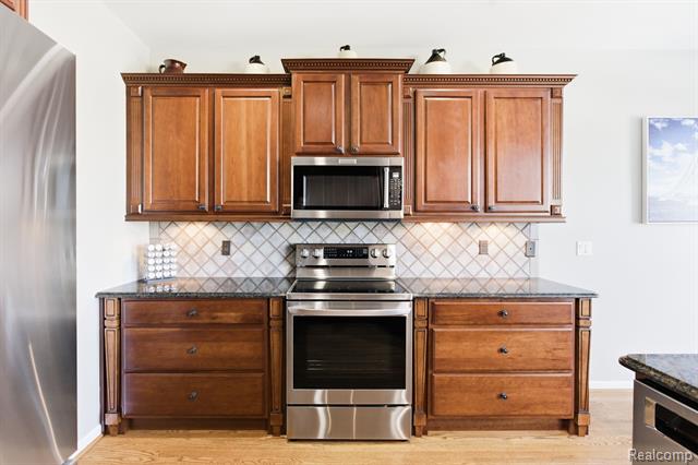 Builiding view fourteen for 954 Edison Shores, Port Huron, MI. 48060