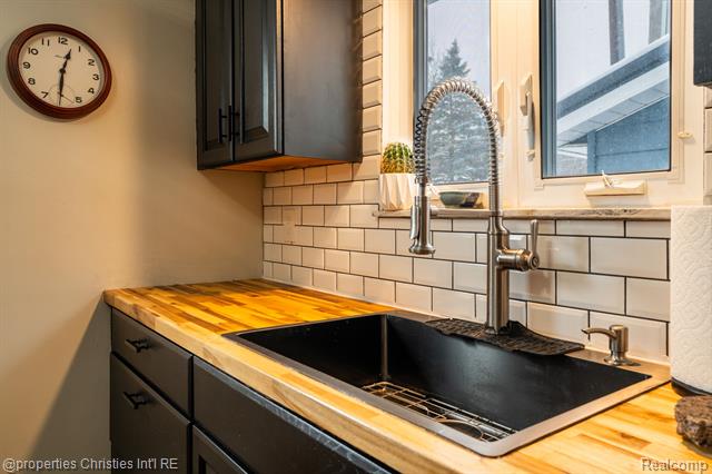 Builiding view sixteen for 3505 Shenandoah, Port Huron, MI. 48060