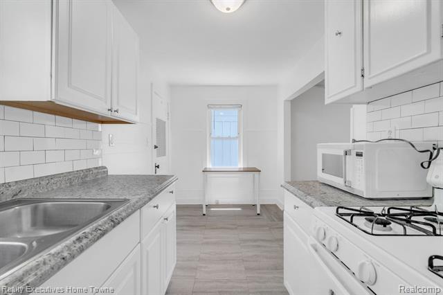 Builiding view thirteen for 2720 Walnut, Port Huron, MI. 48060