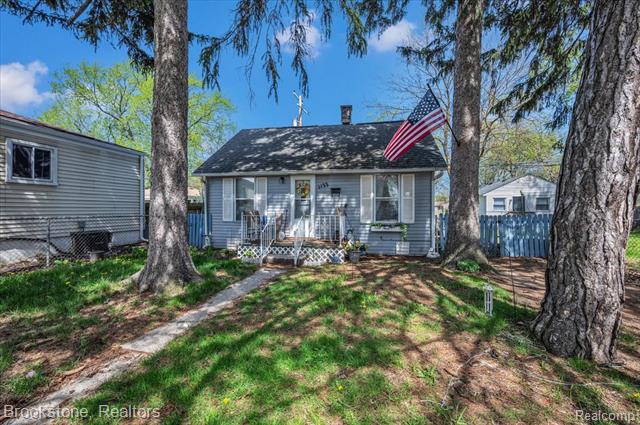 front view for 1133 E Bernhard Ave, Hazel Park, Mi. 48030