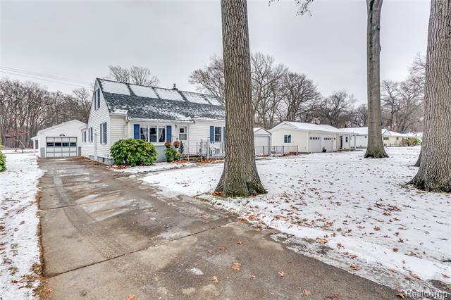 Builiding view thirty one for 3444 Riverside, Port Huron, MI. 48060