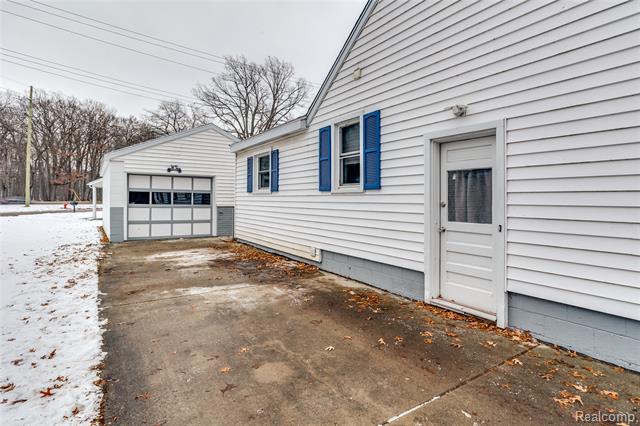 Builiding view thirty for 3444 Riverside, Port Huron, MI. 48060