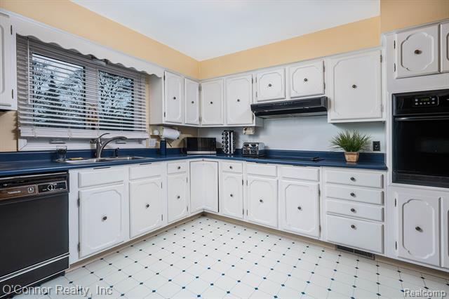 Builiding view seven for 2925 Linda, Port Huron, MI. 48060