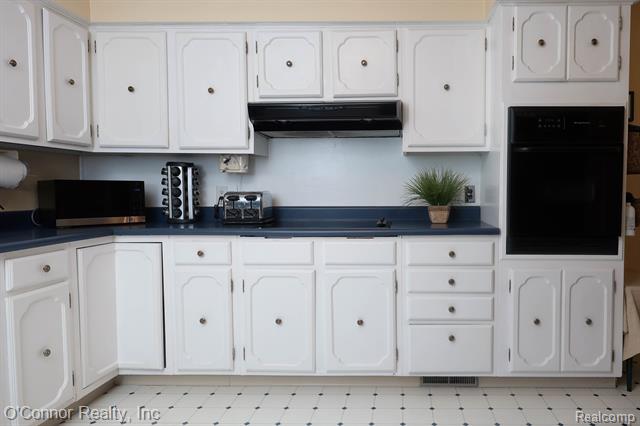 Builiding view ten for 2925 Linda, Port Huron, MI. 48060