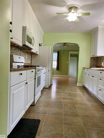 Builiding view eighteen for 203 Kempf, Capac, MI. 48014