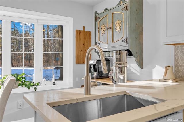 Builiding view eleven for 5569 Lakeshore, Fort Gratiot, MI. 48059