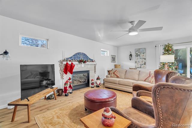 Builiding view fifteen for 5569 Lakeshore, Fort Gratiot, MI. 48059