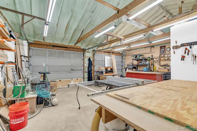 Builiding view forty for 5569 Lakeshore, Fort Gratiot, MI. 48059