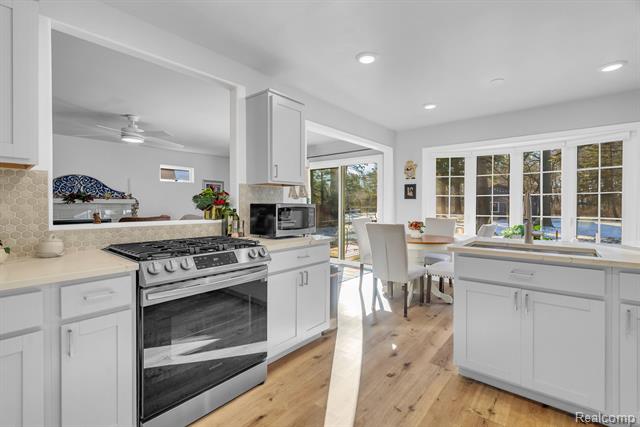 Builiding view nine for 5569 Lakeshore, Fort Gratiot, MI. 48059