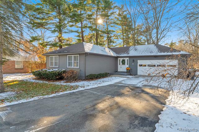 Builiding view one for 5569 Lakeshore, Fort Gratiot, MI. 48059