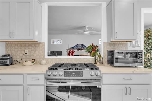 Builiding view ten for 5569 Lakeshore, Fort Gratiot, MI. 48059