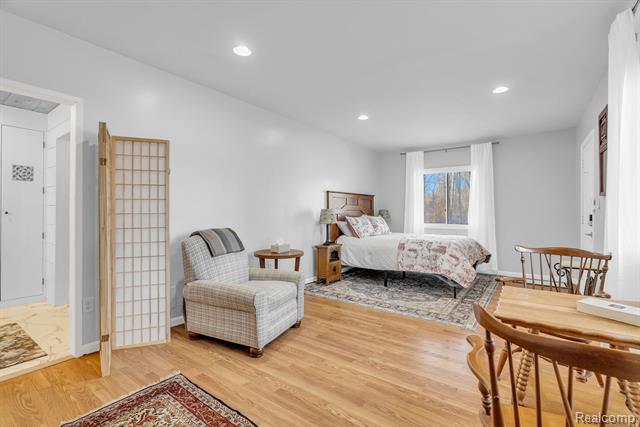 Builiding view thirty five for 5569 Lakeshore, Fort Gratiot, MI. 48059