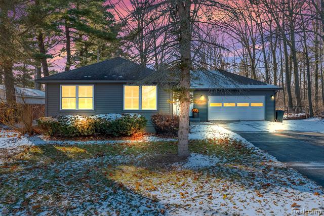 Builiding view three for 5569 Lakeshore, Fort Gratiot, MI. 48059