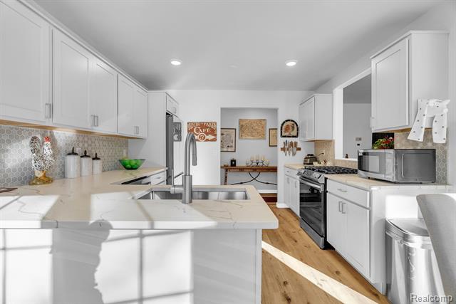 Builiding view twelve for 5569 Lakeshore, Fort Gratiot, MI. 48059