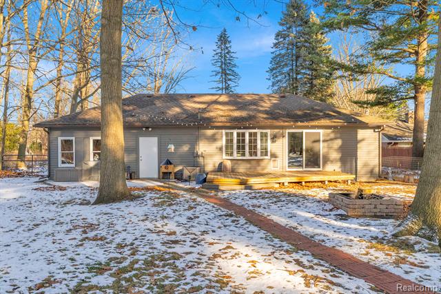 Builiding view twenty five for 5569 Lakeshore, Fort Gratiot, MI. 48059