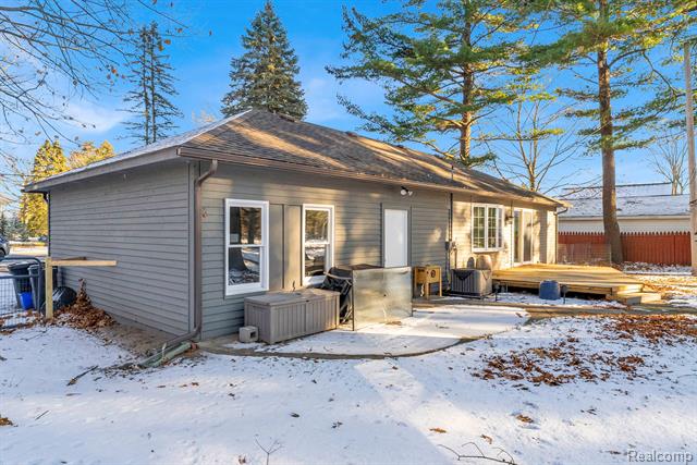 Builiding view twenty four for 5569 Lakeshore, Fort Gratiot, MI. 48059