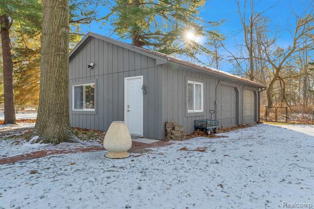 Builiding view twenty nine for 5569 Lakeshore, Fort Gratiot, MI. 48059