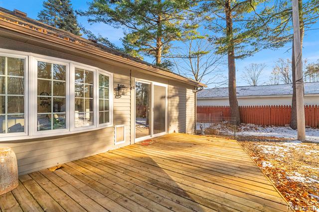 Builiding view twenty seven for 5569 Lakeshore, Fort Gratiot, MI. 48059