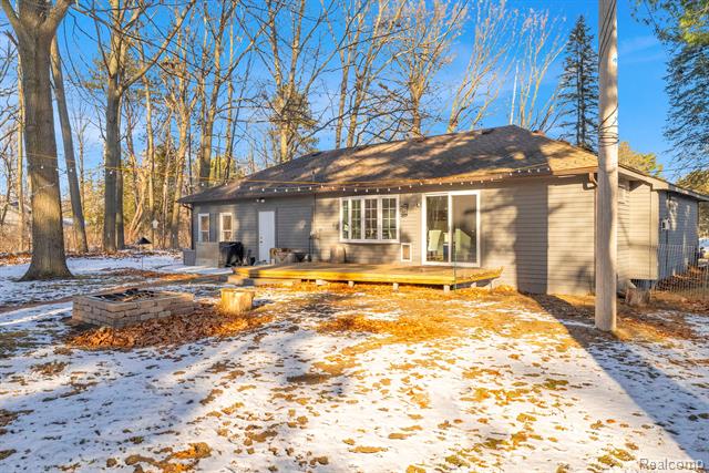 Builiding view twenty six for 5569 Lakeshore, Fort Gratiot, MI. 48059