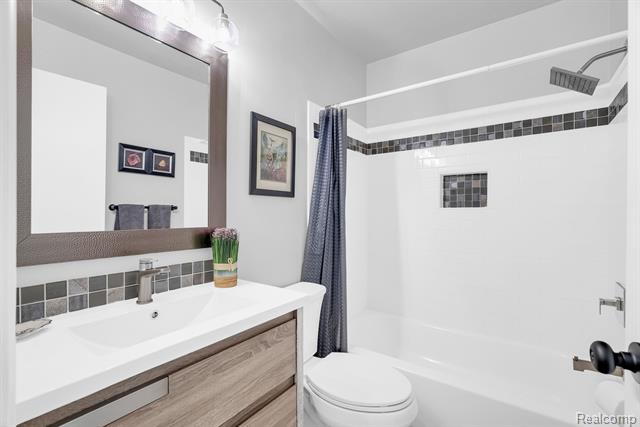 Builiding view twenty for 5569 Lakeshore, Fort Gratiot, MI. 48059