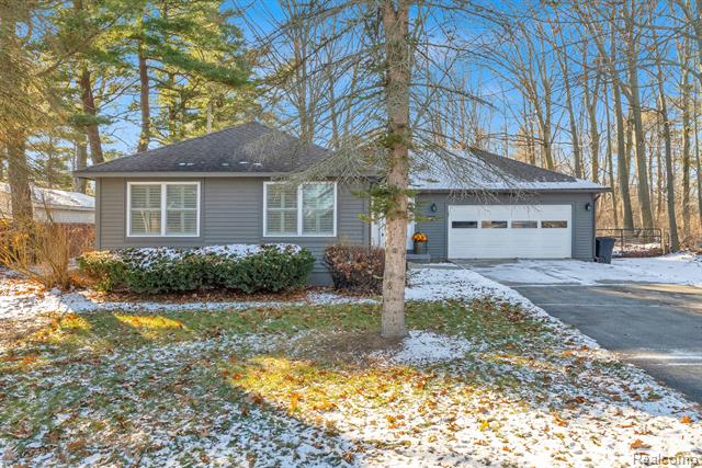 front view for 5569 Lakeshore Rd, Fort Gratiot, Mi. 48059