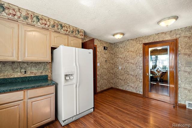 Builiding view eleven for 1631 E Elza, Hazel Park, MI. 48030