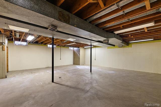 Builiding view fifty eight for 1631 E Elza, Hazel Park, MI. 48030