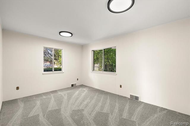 Builiding view fifty two for 1631 E Elza, Hazel Park, MI. 48030