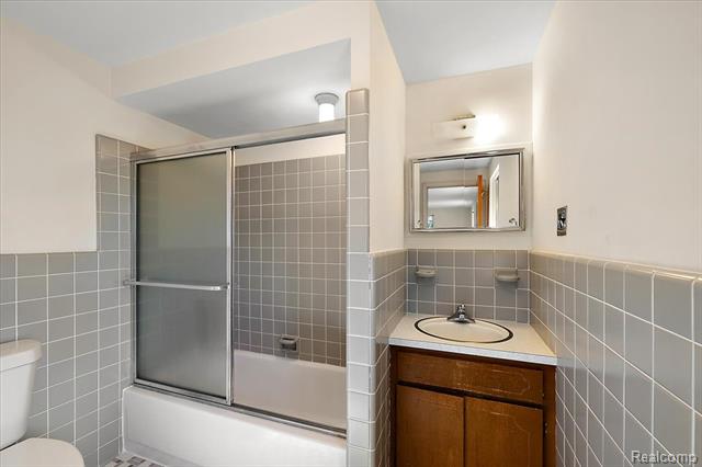 Builiding view forty seven for 1631 E Elza, Hazel Park, MI. 48030