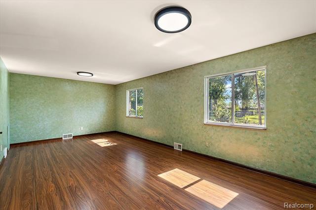 Builiding view nineteen for 1631 E Elza, Hazel Park, MI. 48030