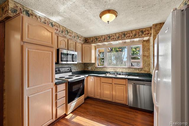 Builiding view seven for 1631 E Elza, Hazel Park, MI. 48030