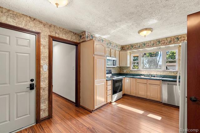 Builiding view ten for 1631 E Elza, Hazel Park, MI. 48030
