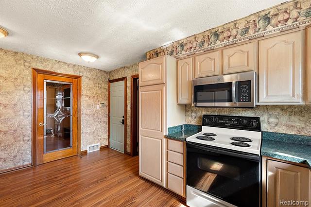 Builiding view twelve for 1631 E Elza, Hazel Park, MI. 48030