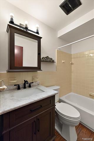Builiding view twenty four for 1631 E Elza, Hazel Park, MI. 48030
