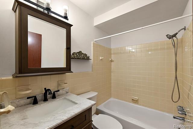 Builiding view twenty three for 1631 E Elza, Hazel Park, MI. 48030
